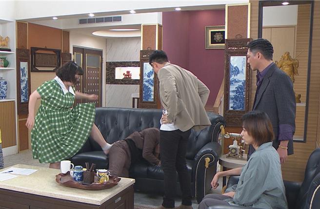 黄文星（沙发上）被眾人爆打。（民视提供）