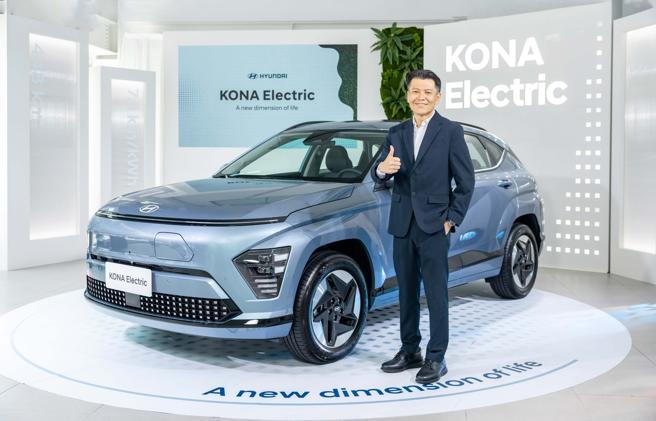 南陽實業3S副總詹醒昇親自發表全新大改款KONA Electric。（南陽實業提供）