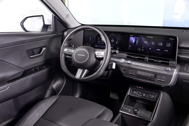 全新大改款KONA Electric搭載雙12.3吋數位座艙儀錶、全新EV專屬介面（支援繁體中文）。（南陽實業提供）