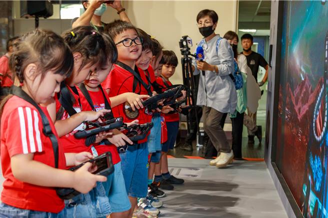 北回二馆太空馆打造「5G无限宇宙」今开展，小朋友拿起平板电脑登入名字登入火箭，在大萤幕上前往宇宙体验当太空人的乐趣。（吕妍庭摄）