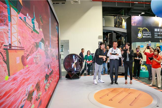 北回二馆太空馆打造「5G无限宇宙」今开展，嘉义县长翁章梁与孩子们纷纷拿起平板电脑，拍摄大头照认证身分、输入名字登入火箭。（吕妍庭摄）