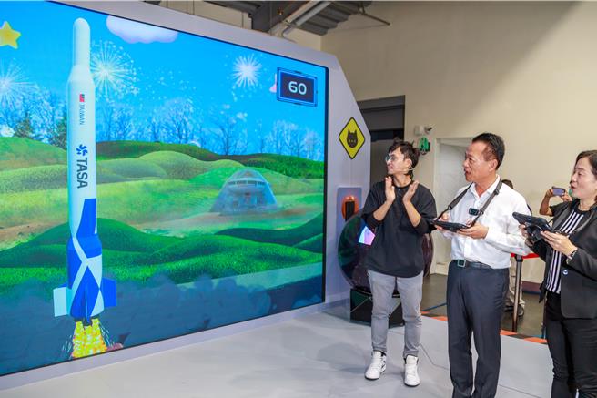 北回二馆太空馆打造「5G无限宇宙」今开展，嘉义县长翁章梁与孩子们纷纷拿起平板电脑，拍摄大头照认证身分、输入名字登入火箭。（吕妍庭摄）