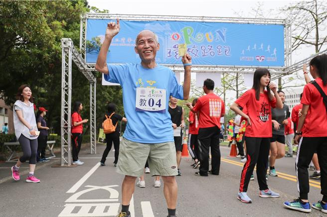 清大28日發文悼念前副校長林聖芬，也貼出他參加環校路跑，抵達終點線後開心慶祝的照片。（清大提供／王惠慧新竹傳真）