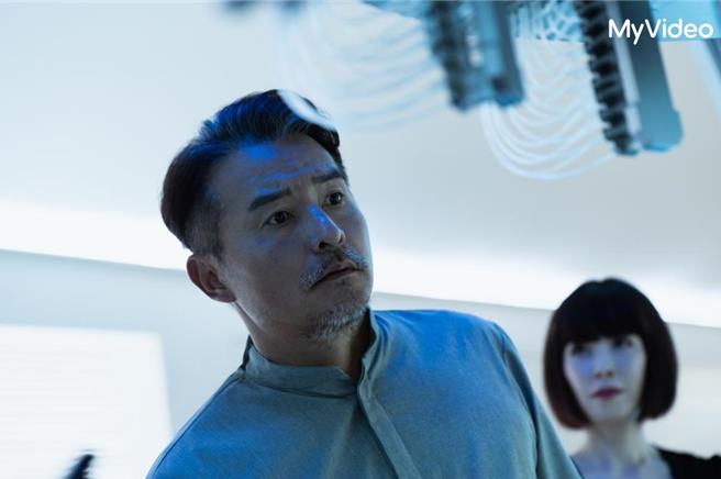 李銘順（左）飾演量子科學家柯博士。（MyVideo提供）