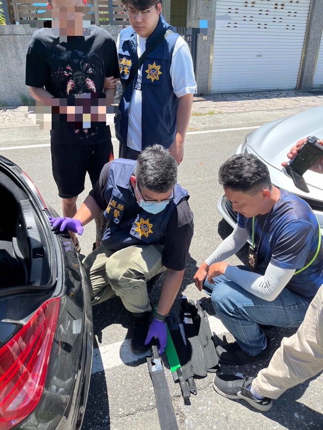 惊方在淋男的宾士车上查获「九把刀」。（翻摄画面）