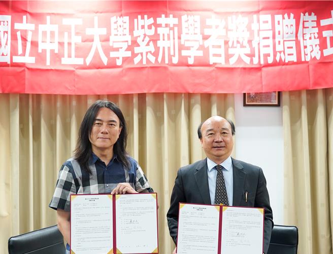 和沛科技創辦人翟本喬博士（左）慷捐中正大學27萬美元，約新台幣850萬元，校長蔡少正（右）代表學校，與翟本喬簽訂捐贈合約書。（中正大學提供／呂妍庭嘉義傳真）