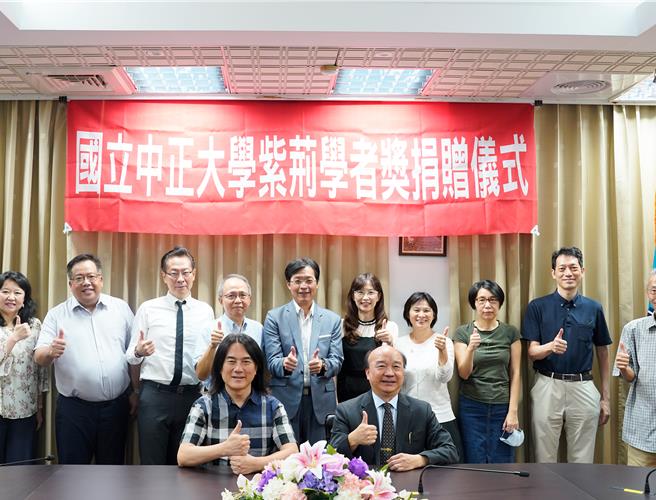 和沛科技創辦人翟本喬博士（左）慷捐中正大學27萬美元，28日校方舉行「紫荊學者獎」捐贈儀式。（中正大學提供／呂妍庭嘉義傳真）