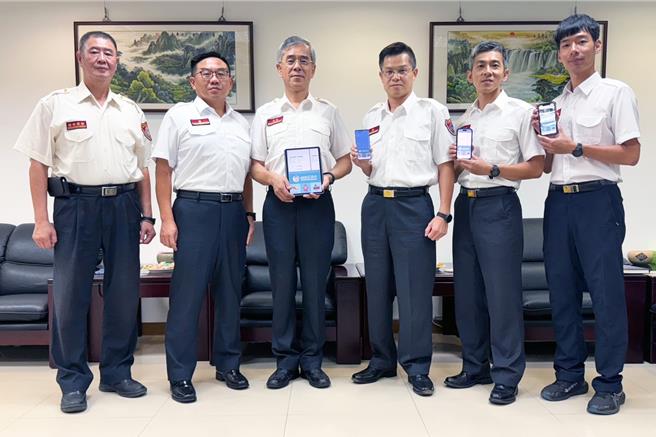 金门县消防局以「金消e站通」及「人车无线定位，指挥运筹帷幄」2件作品，荣获第一届「凤凰杯」消防产品设计奖产品组优秀奖。(图／金门县消防局提供)