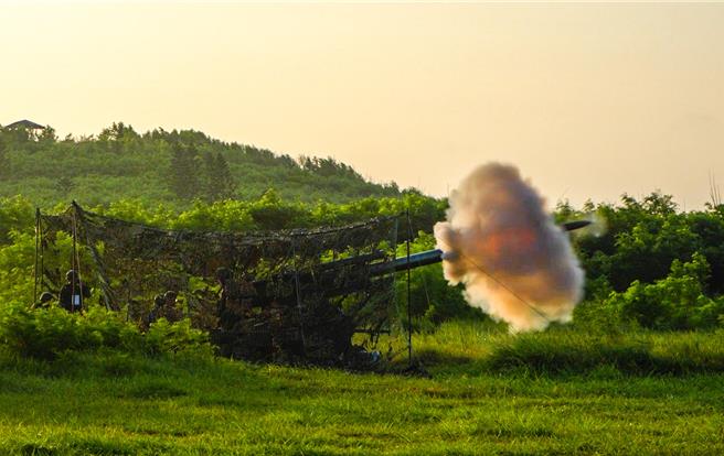 2024年8月28日澎湖縣／澎湖28日一早就砲聲隆隆，澎防部鎮疆操演實彈射擊。圖為操演部隊實施155榴砲射擊。（澎防部提供／許逸民澎湖傳真）