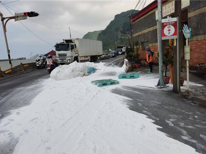 32岁刘姓男子今（28）日下午行经台二线81.1公里处往宜兰方向时，疑因货物没绑紧，载运的10袋石灰粉散落一地宛若下雪，造成一线道无法通行。（瑞芳警分局提供）