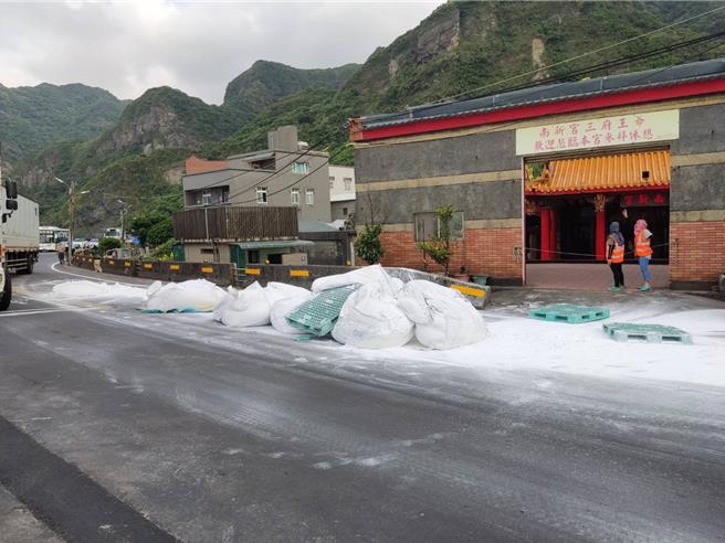 32岁刘姓男子今（28）日下午行经台二线81.1公里处往宜兰方向时，疑因货物没绑紧，载运的10袋石灰粉散落一地宛若下雪，造成一线道无法通行。（瑞芳警分局提供）