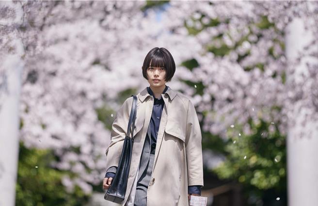 杉咲花在片中飾演一名警局職員。（天馬行空提供）