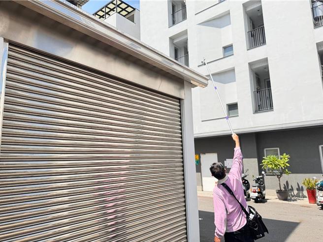 台南市境外移入登革熱出現第15例，衛生局派員前往前往個案居住地周圍50公尺進行病媒蚊密度調查及衛教宣導。（台南市衛生局提供／曹婷婷台南傳真）