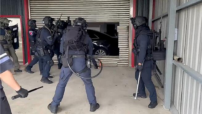 刑事局攻堅鋸破大門，破獲大型製毒工廠。（翻攝畫面）