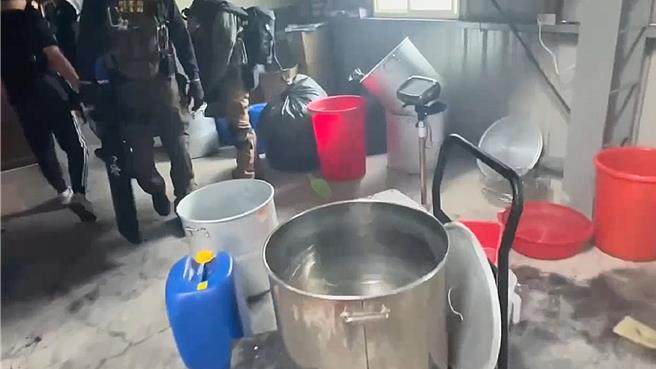 製毒工廠現場擺滿毒品原料、工具。（翻攝畫面）