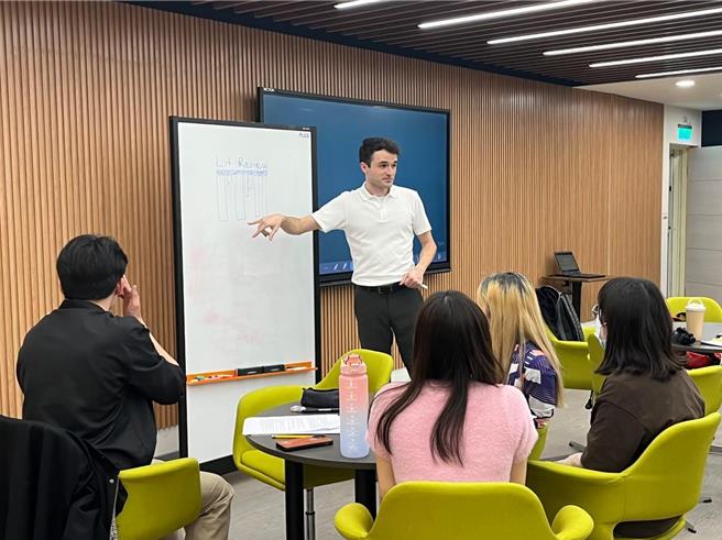 台师大英语学术素养中心学术英语读书会辅导员Antony带领学员。（台师大提供）