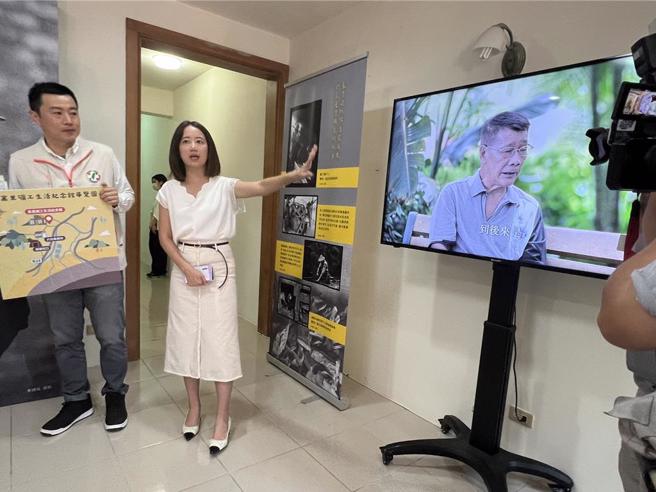 赖清德万里老家的客厅已改建为展区。（王扬杰摄）