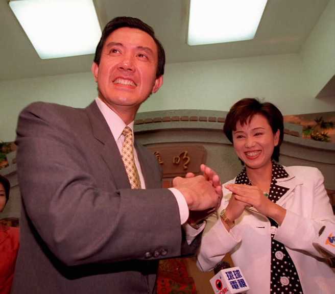 孙翠凤扮小生，仿效对象是胡自强和马英九。（图／中时资料照）