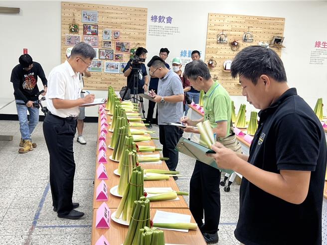 埔里镇农会28日举行茭白笋评鑑，蓝玄锦率评审团针对茭白笋色泽、长度、鲜度、外观等进行评比。（杨静茹摄）