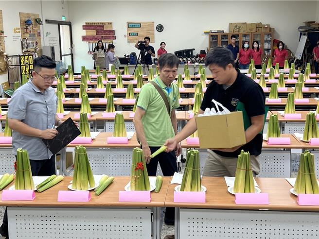 埔里镇农会举行茭白笋评鑑，共129名农民参赛，为9月29日美人腿公主选拔赛暖身。（杨静茹摄）