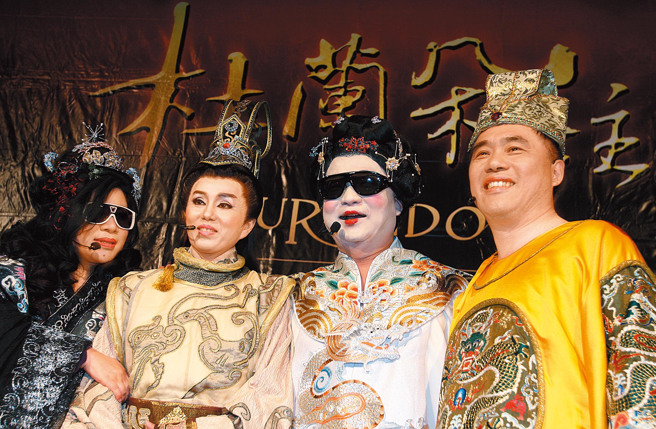 胡志强（右2）曾和孙翠凤（左2）、郝龙斌（右）、陈文茜粉墨登场。（图／中时资料照）