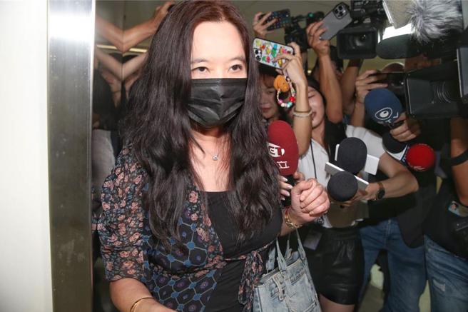 民眾黨主席柯文哲任職台北市市長期間的京華城容積率爭議，檢廉在約談14名台北市政府都市計畫委員會審議委員後，28日破紀錄兵分多達43路，搜索威京集團總部及京華城負責人、威京集團主席沈慶京住處等地，並傳喚沈慶京、台北市議員應曉薇說明。應曉薇在辦公室檢廉搜索後，與相關物證一同被帶走。（王英豪攝）