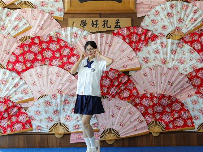 李多慧穿着附中制服，下乡到彰化县永靖乡参访。（成美文化园提供／孙英哲彰化传真） 