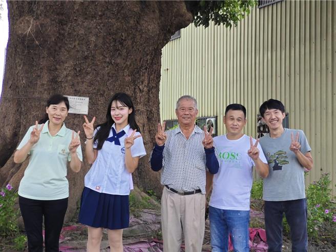李多慧（左二）与彰化县永靖乡永北村大发路上的茄苳树合影。（成美文化园提供／孙英哲彰化传真）