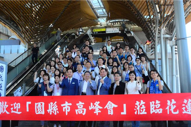 竹竹苗3縣市首長帶領團隊搭火車到花蓮，約60人在車站階梯上拍大合照，高喊「花蓮加油」！也盼號召遊客到花蓮旅遊。（王志偉攝）