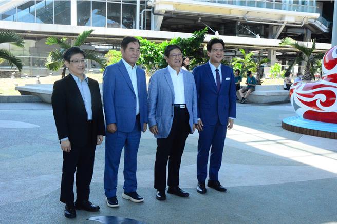 「園縣市高峰會」是竹竹苗的溝通合作平台，今移師花蓮舉行。右起新竹代理市長邱臣遠、新竹縣長楊文科、苗栗縣長鍾東錦、新竹科學園區管理局長陳宗權。（王志偉攝）