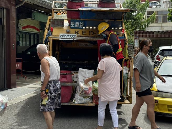 台中市垃圾量逐年增加，市議員劉士州28日在議會臨時會批評，環保局3年來推動垃圾減量，但愈減愈多。（台中市府提供／陳淑娥台中傳真）