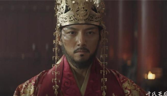 池昌旭变身成为留着一脸落腮鬍的霸气君王。（截自Hami Video）