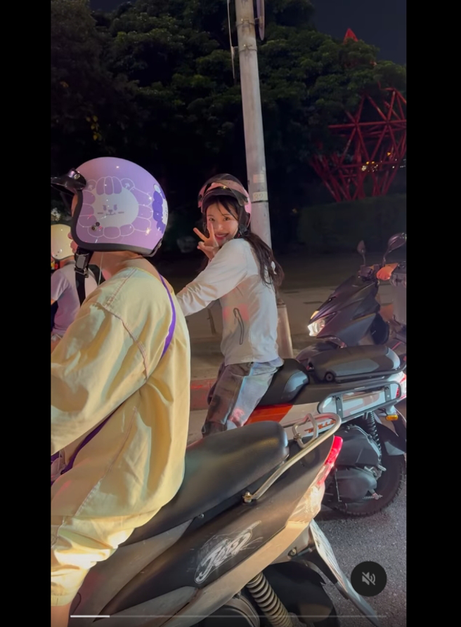 就像骑车巧遇朋友一样，李多慧可爱又亲民。（图／网友ducktan_0423授权提供）