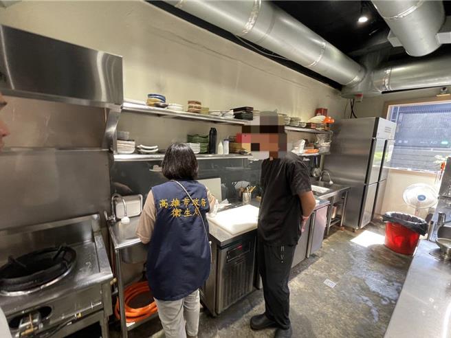 有民眾在網路上發文表示，高雄前金區某間居酒屋害他與友人共7人上吐下瀉，去滑店家的評論發現受害者不只他們。根據高雄市衛生局統計，共有12人出現腸胃不適症狀。（高市衛生局提供／楊舒婷高雄傳真）