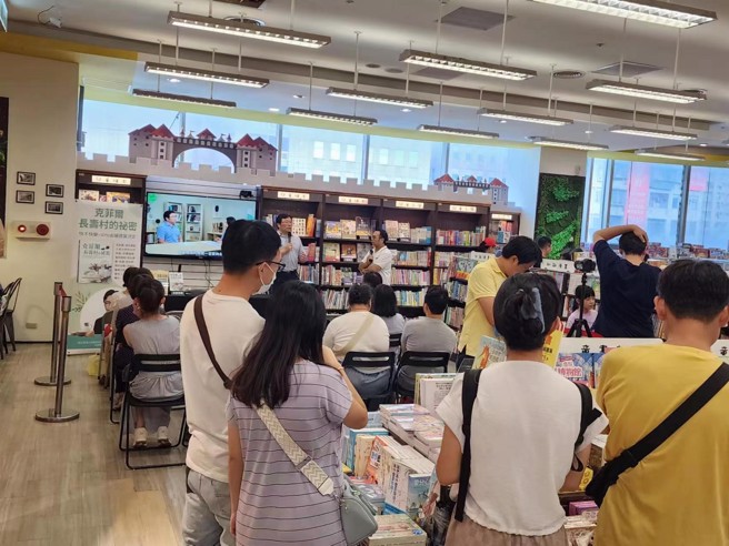 ▲不少到金石堂书店的民眾被陈彦伯博士分享的益生菌知识吸引，站在书店各角落，边选书边汲取新知。（图/太阳星提供）