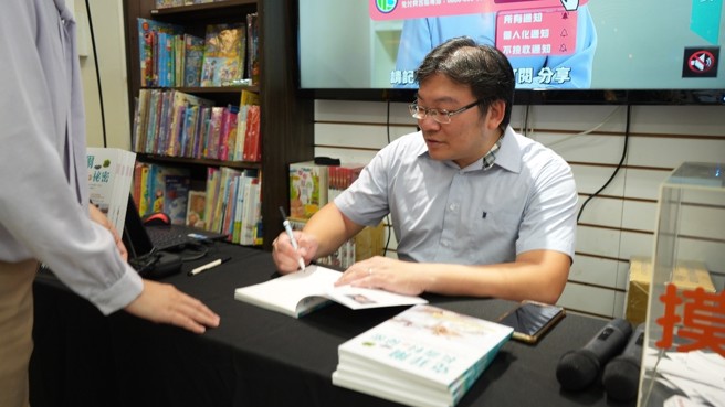 ▲新书分享会结束后，陈彦伯为民眾签书的同时，也为他们回覆问题。（图/太阳星提供）