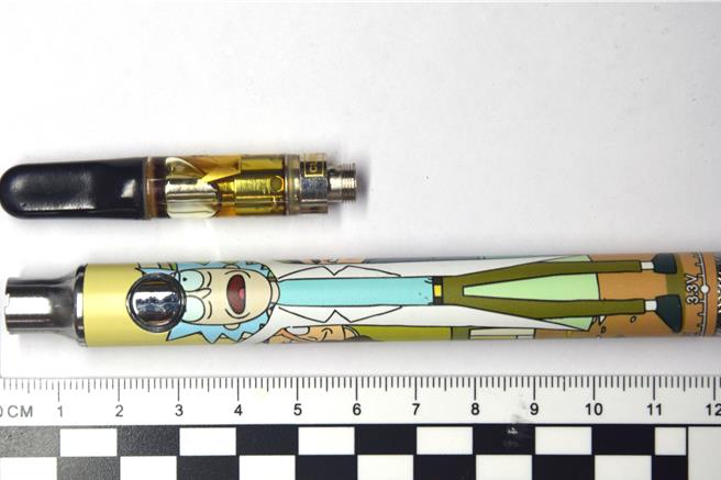 毒贩将含麻醉药物依托咪酯（Etomidate）再加上调和油成为电子菸油后分装成菸弹样，即俗称「丧尸烟弹」。（中市警二分局提供／冯惠宜台中传真）