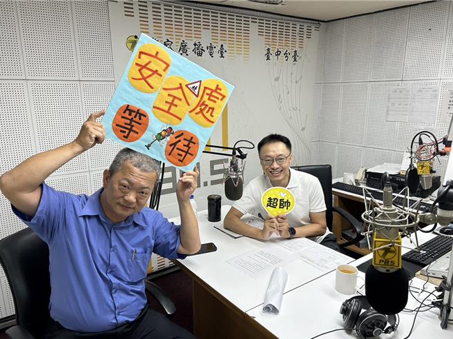 中市警二分局分局长周俊铭亲上广播节目宣导呼吁民眾提高警觉「识毒」、「辨毒」，避免误入毒品的危险诱惑。（中市警二分局提供／冯惠宜台中传真）