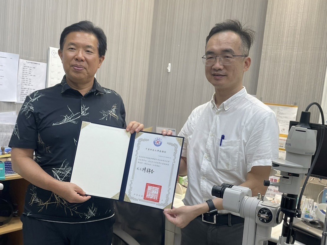 達特楊眼科聯盟總裁楊志盛(左)與中臺科大健康科學院院長兼視光系主任黃宣瑜教授(右)合影。(照片/中臺科技大學提供)