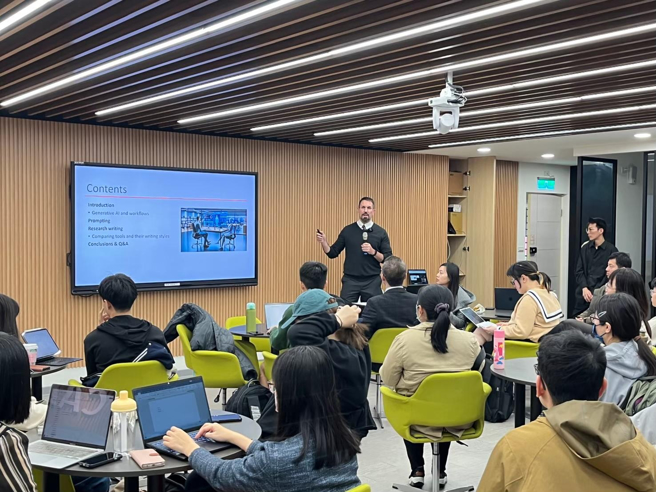 英语学术素养中心学术英语讲座-外贸协会培训中心讲师分享。(照片/国立臺湾师范大学提供)