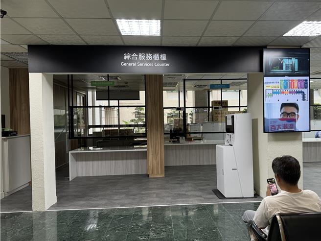 桃园市长张善政28日市政会议宣布7合1便民综合服务柜台将于9月2日启用，期许提供更有效率且方便的服务。（蔡依珍摄）