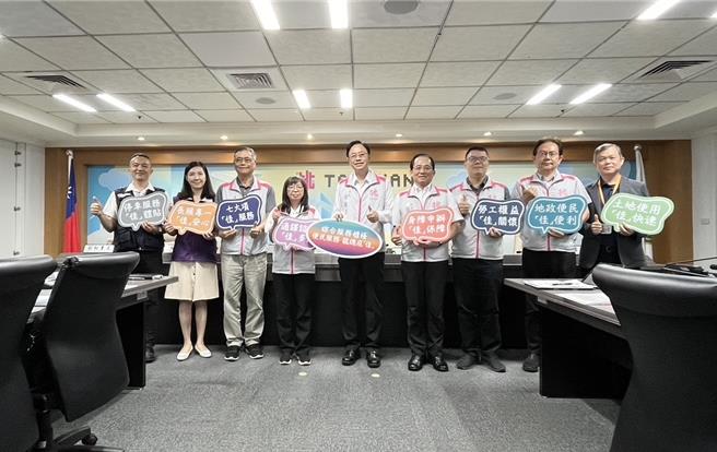 桃园市长张善政28日市政会议宣布7合1便民综合服务柜台将于9月2日启用，期许提供更有效率且方便的服务。（蔡依珍摄）