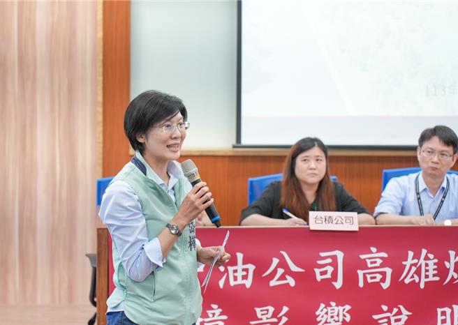 民進黨立委林岱樺（左）於28日出席在楠梓區國光高中舉辦的「原中油公司高雄煉油廠土地新建半導體廠計畫」環境影響施工前公開說明會。（林岱樺服務處提供／林瑞益高雄傳真）