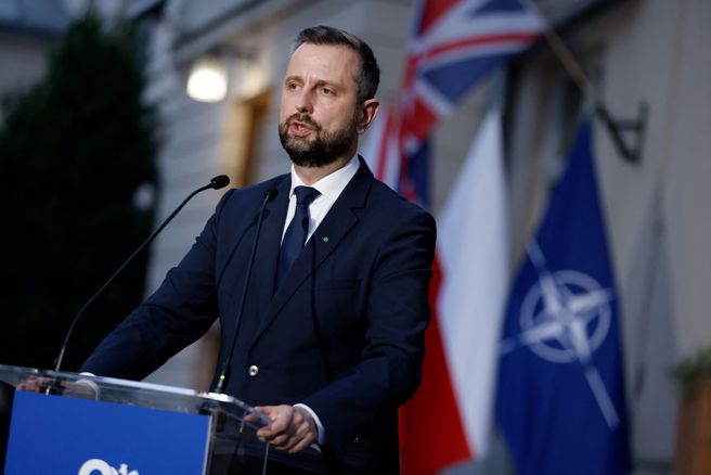 2024年7月24日，波蘭副總理兼國防部長柯席尼亞克-卡密希於華沙與英國防相舉行的新聞發布會上發表講話。（路透社）