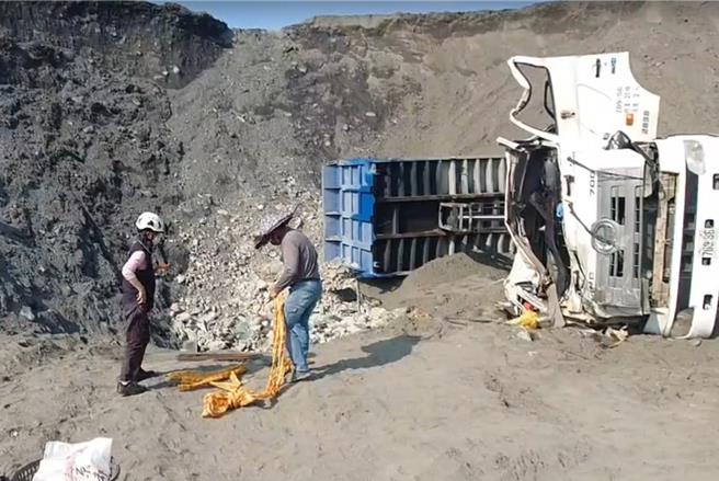 中市乌日区砂石场28日发生工安意外，1辆砂石车滑落10公尺深土堆并翻覆，50岁黄姓驾驶送医不治。台中市劳检处追查认定，雇主未设足以防止车辆机械翻落的设施，违反《职业安全卫生法》，要求停工改善，并追究刑事责任。（台中市劳检处提供／陈淑芬台中传真）