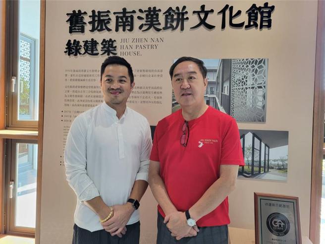 舊振南食品公司董事長李雄慶（右）、總經理李立元（左）28日宣佈，推出《漢餅⬝展 Rich Flavor⬝Rich Tradition》常設展。（圖：顏瑞田）