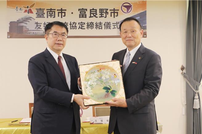台南市长黄伟哲(左)致赠富良野市长北猛俊蝴蝶兰盘饰。(台南市政府提供／曹婷婷台南传真)