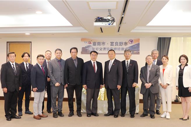 黄伟哲(前排六)与富良野市团队合影。(台南市政府提供／曹婷婷台南传真)