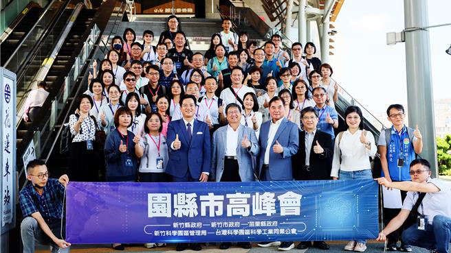 园县市高峰会28日移师花莲举办，县长杨文科（中）、苗栗县长锺东锦（右四）、新竹市代理事长邱臣远（左三）及竹科管理局长陈宗权（右三）率各自团队抵达花莲挺观光。（新竹县政府提供／罗浚滨新竹传真）