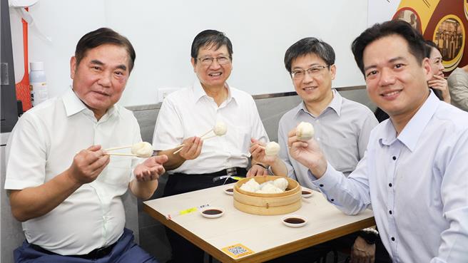 园县市高峰会移师花莲挺观光，苗栗县长锺东锦（左至右）、新竹县长杨文科、竹科管理局长陈宗权及新竹市代理市长邱臣远，在花莲知名包子店品嚐热腾腾包子。（新竹县政府提供／罗浚滨新竹传真）